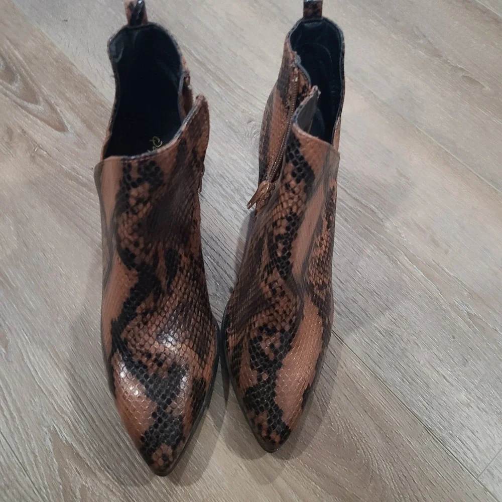Qupid Nava Booties in‎ Brown / Black Snake, Women's Boots Size 8